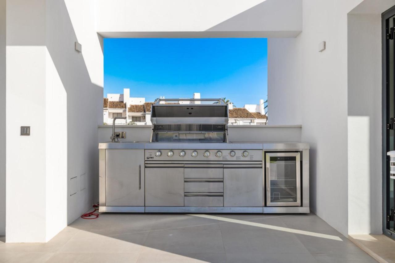 Brand New Modern 5 Bdrm In Puerto Banus *