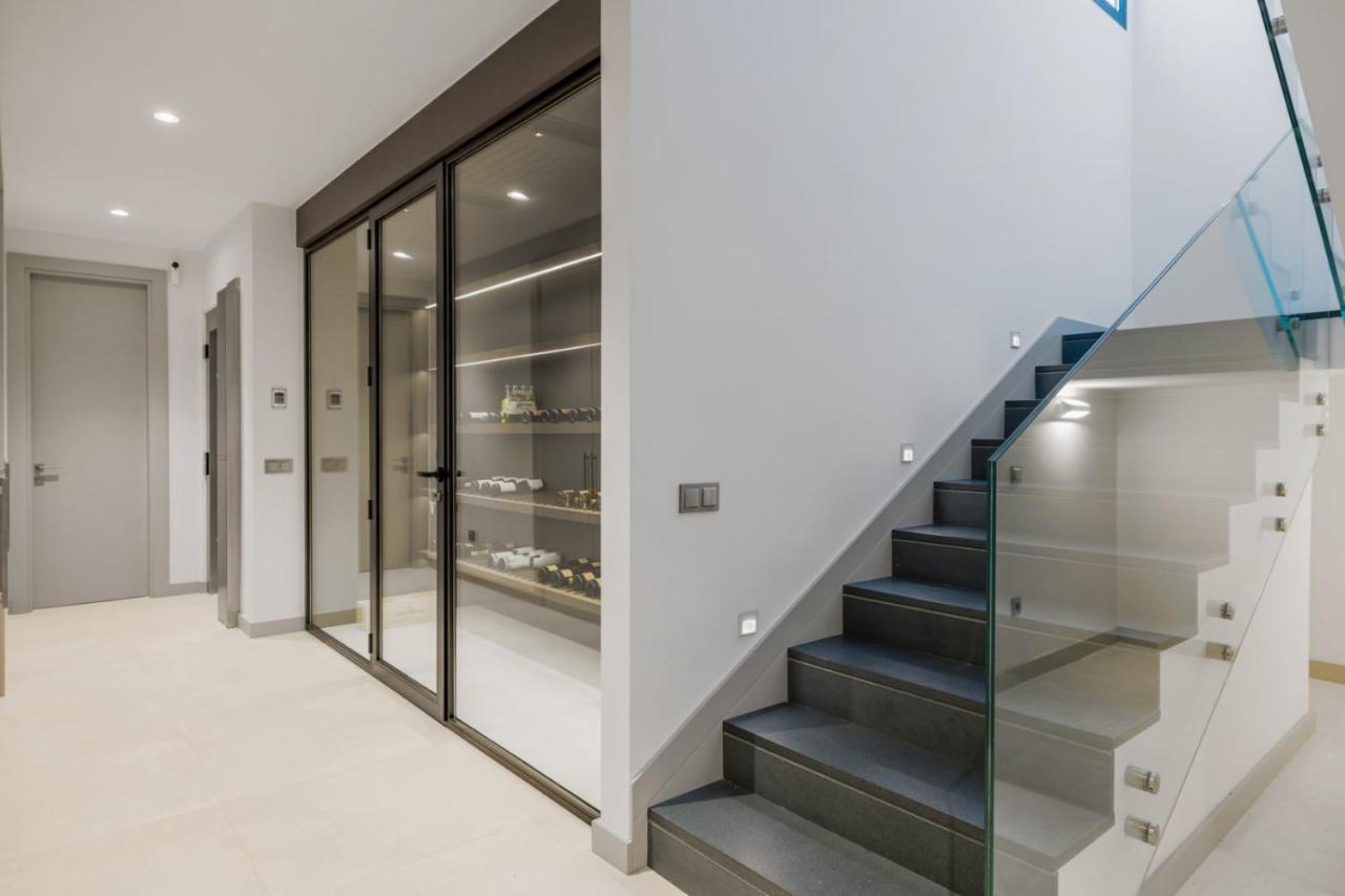 Brand New Modern 5 Bdrm In Puerto Banus